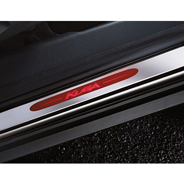 Ford Kuga (2008 - 10/2012) instaplijsten voor, met roodverlicht Kuga-logo